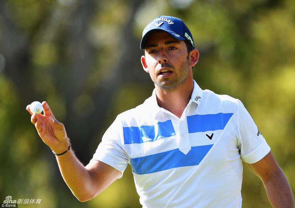 芬兰球手米科-艾龙能在沙坑中完成精彩救球，身体姿态展现出高超技巧