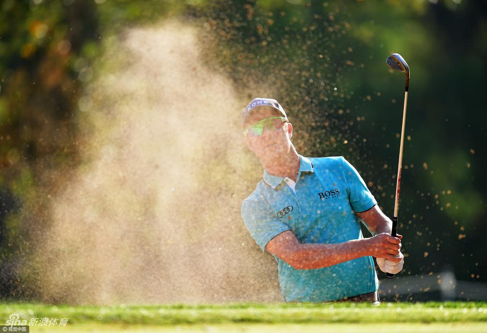 西班牙球手拉拉扎巴尔在果岭上向观众挥手致意，笑容自信洋溢