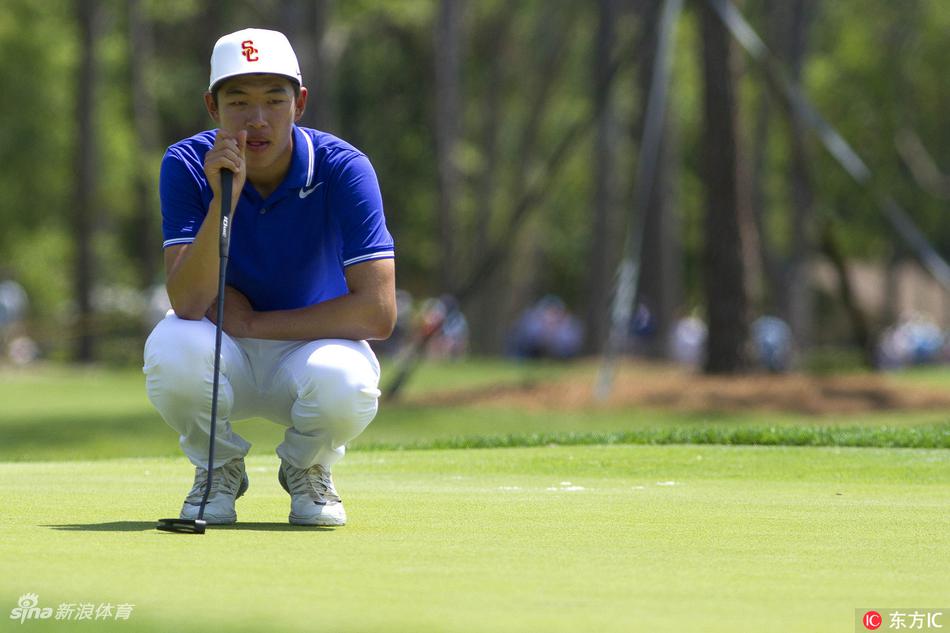 卢克·唐纳德全神贯注观察球路，审视果岭上的微妙起伏