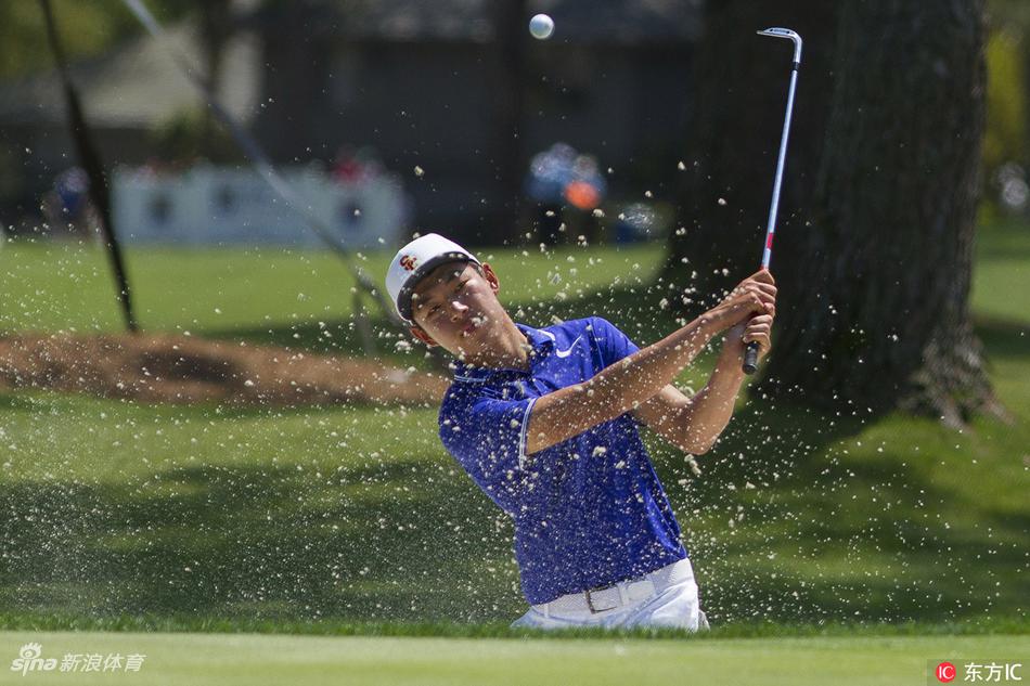 金诚面对沙坑挑战再次出击，专注的神情诠释着高尔夫的运动精神