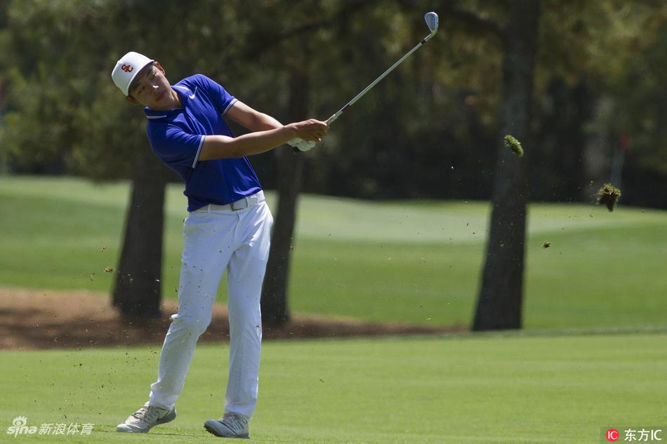 潘政琮在球道上仔细观察评估下一杆的进攻策略