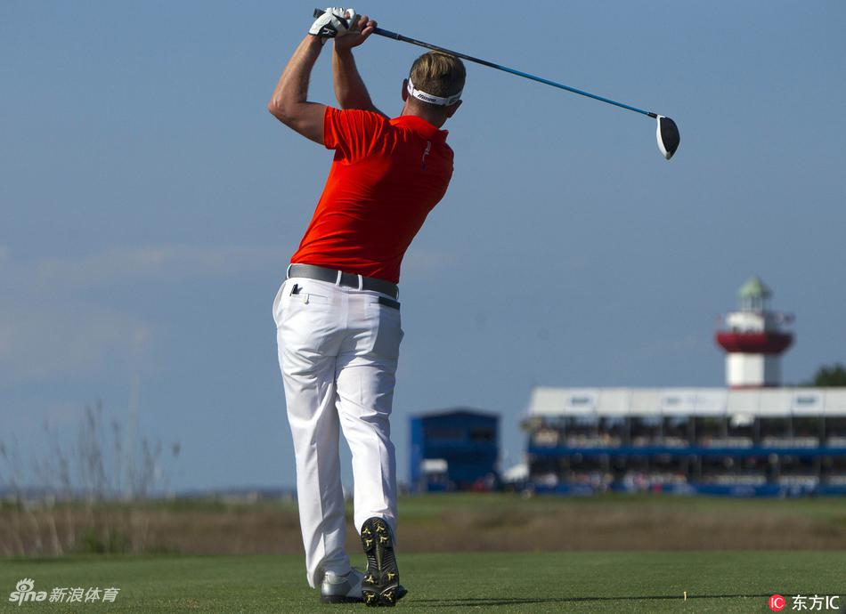 小球迷一身复古高尔夫装扮亮相赛场，传承这项运动的经典时尚