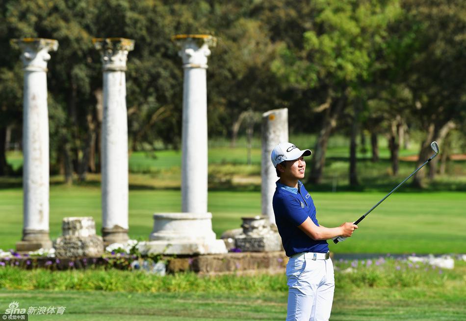 法国球手格雷戈里-波尔迪在球道上凝神观察，专注评估下一杆的击球路线与策略