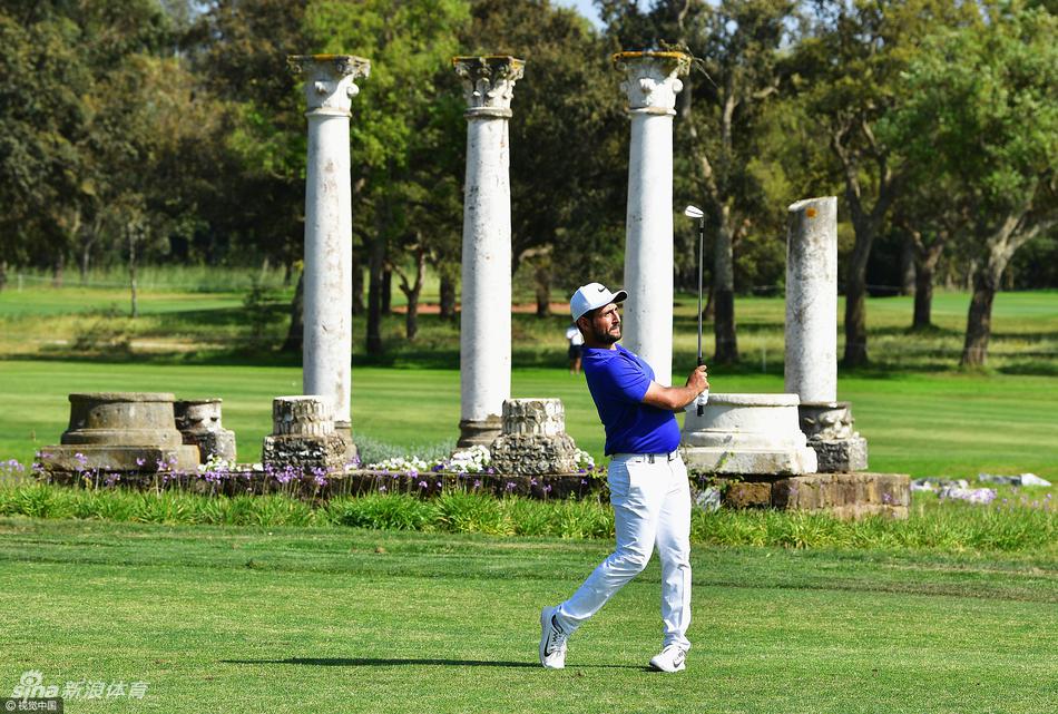 美国球手列维在果岭边蹲身仔细观察小白球落点，为关键一切做准备