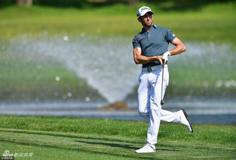 法国选手格雷戈里-波尔迪挥杆瞬间的剪影，夕阳下动作舒展而有力