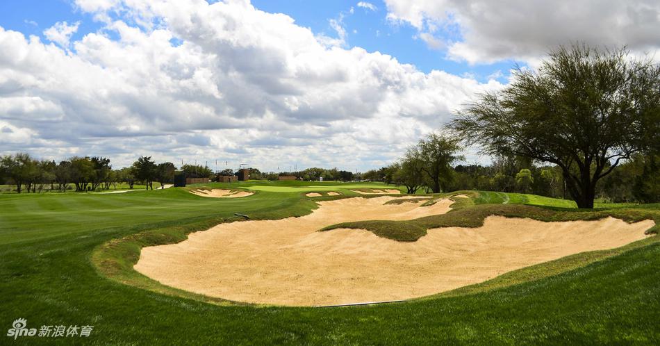 阳光洒在修剪整齐的球道沙坑上，沙坑轮廓分明，与翠绿的草皮形成鲜明对比，静候着每一颗偏离路线的白球