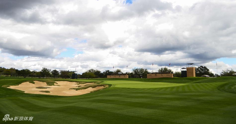 蔚蓝的湖泊紧贴着翠绿的球道，水天一色，障碍与美景并存，勾勒出高尔夫球场典型的迷人水景