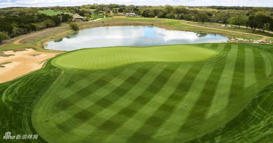 高尔夫球滚动在果岭环细腻的短草上，前方是矗立在果岭中央的旗杆与洞杯，胜负即将在此刻决定