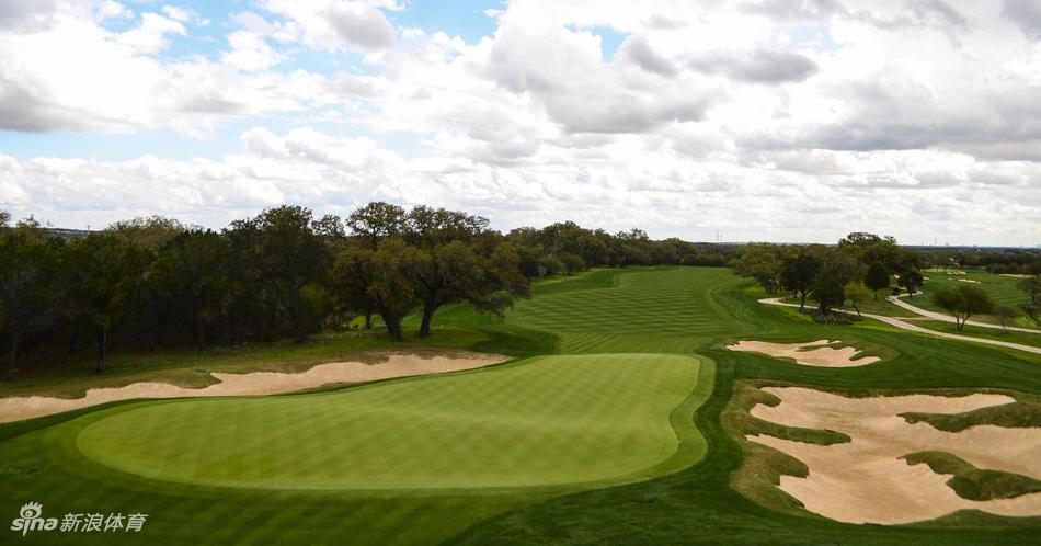 赛事观众聚集在果岭周边山坡上，专注地观看比赛，赛场氛围浓厚，体现高尔夫运动的巨大吸引力
