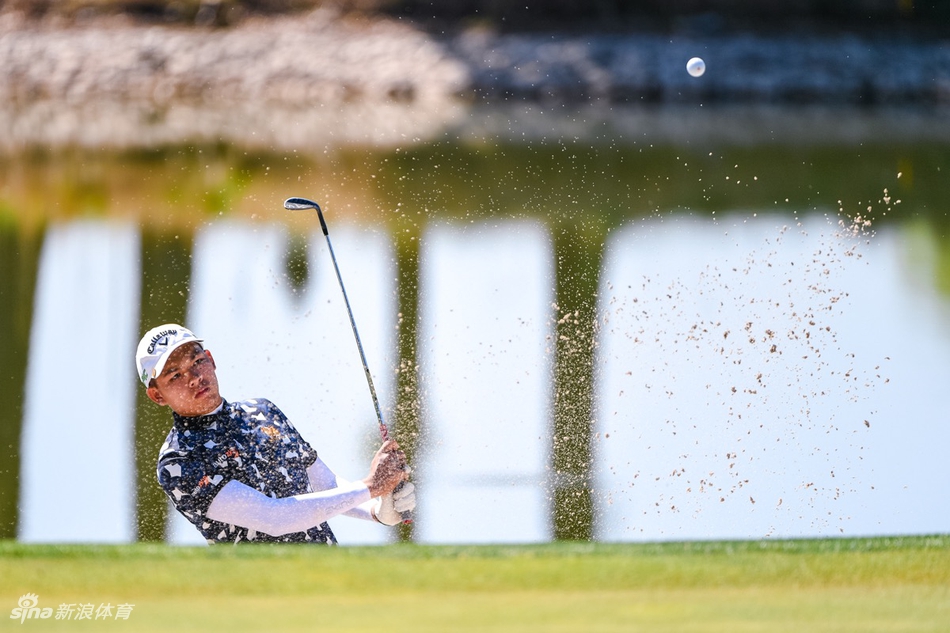 球员在蜿蜒的球道上挥杆击球，动作舒展而充满力量，阳光将他的身影拉长在修剪整齐的草地上。