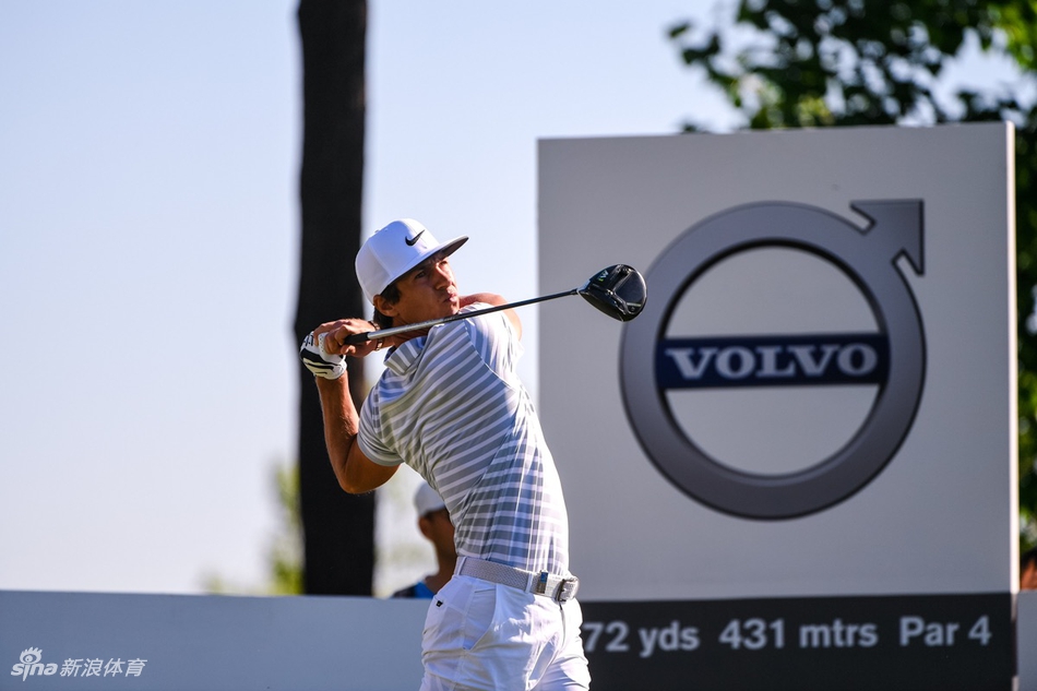 赛事记分板特写，清晰显示着第72洞四杆洞的详细距离参数，背景是正在进行激烈角逐的决赛轮赛场。