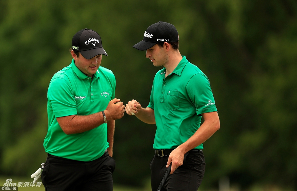 观众聚集在风景如画的湖畔球道旁，全神贯注地欣赏顶尖高手的对决。