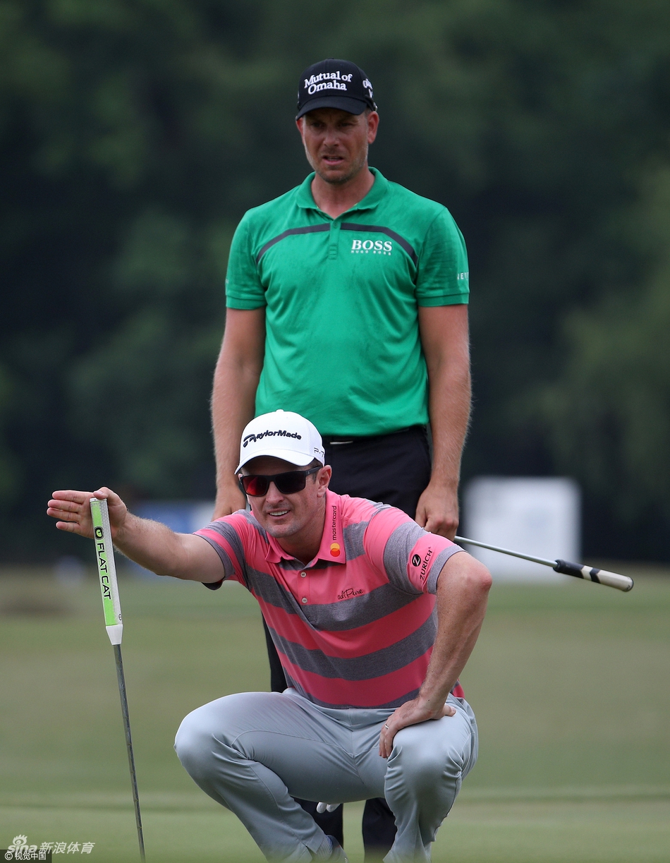 卡梅隆·史密斯果岭旁精准切杆，小球划出优美弧线直奔洞杯而去。