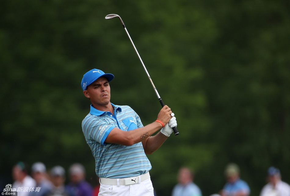 亨里克·斯滕森开球前凝神思考，经典的“冰人”表情下是精密计算。