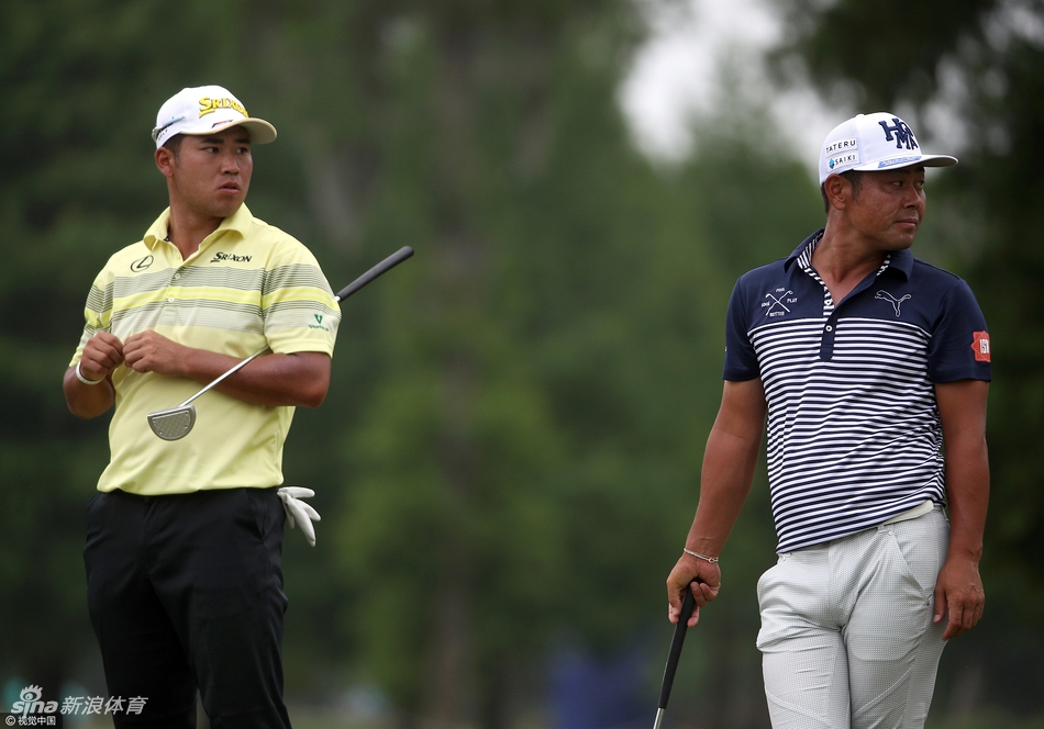 贾森·戴伊在长草中艰难攻果岭，面对淘汰危机依然奋力一击。