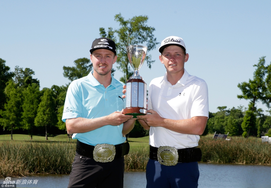 布林克斯特与史密斯共同高举冠军奖杯,笑容灿烂,金色的奖杯见证了他们完美的团队合作。