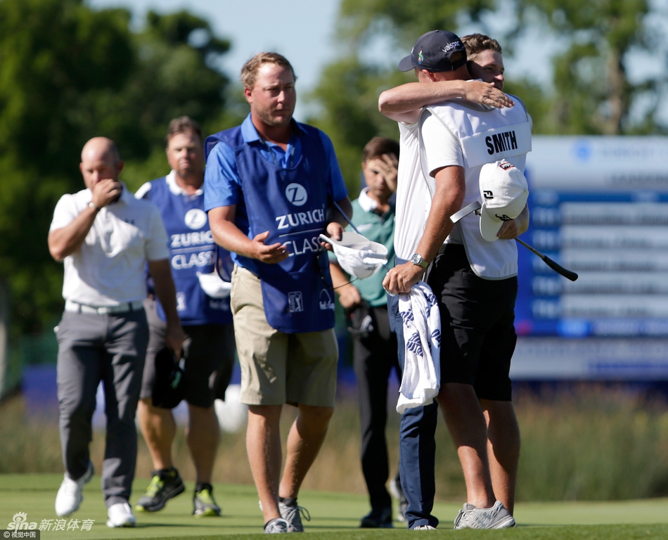 史密斯紧握拳头,仰天怒吼,释放加洞赛所有的压力与激情,这一刻他是赛场的王者。