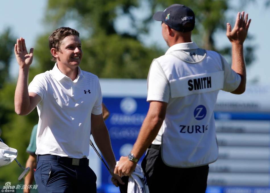 史密斯与自己的球童热烈击掌,两人眼神交汇,充满了默契与共享胜利的喜悦。