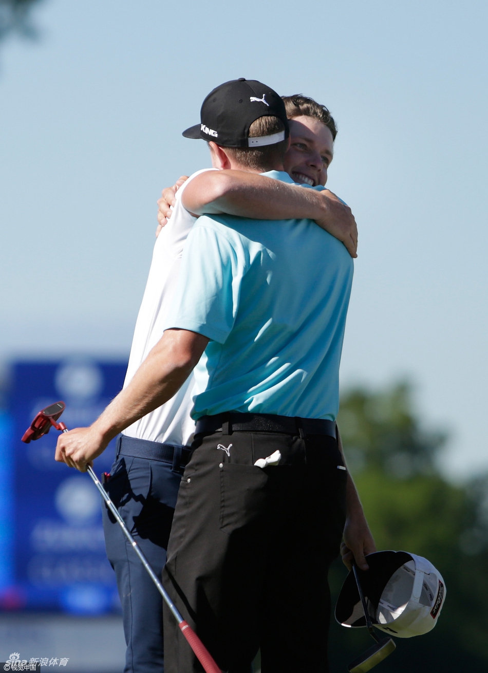 史密斯激动地拥抱身旁的球童,球童亦开怀大笑,这个拥抱充满了感激与成功的喜悦。