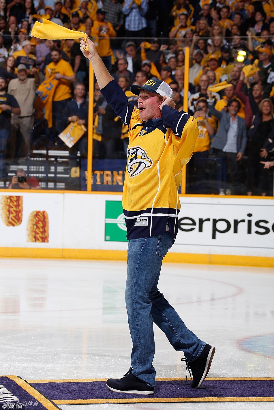 斯内德克尔手持莱德杯，与身穿掠夺者队球衣的吉祥工一同做出振奋人心的庆祝动作。