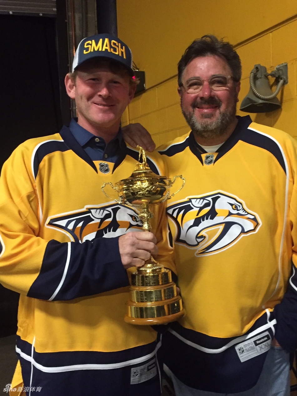 斯内德克尔在球员通道内，小心翼翼地将莱德杯安放在铺有绒布的展示台上。