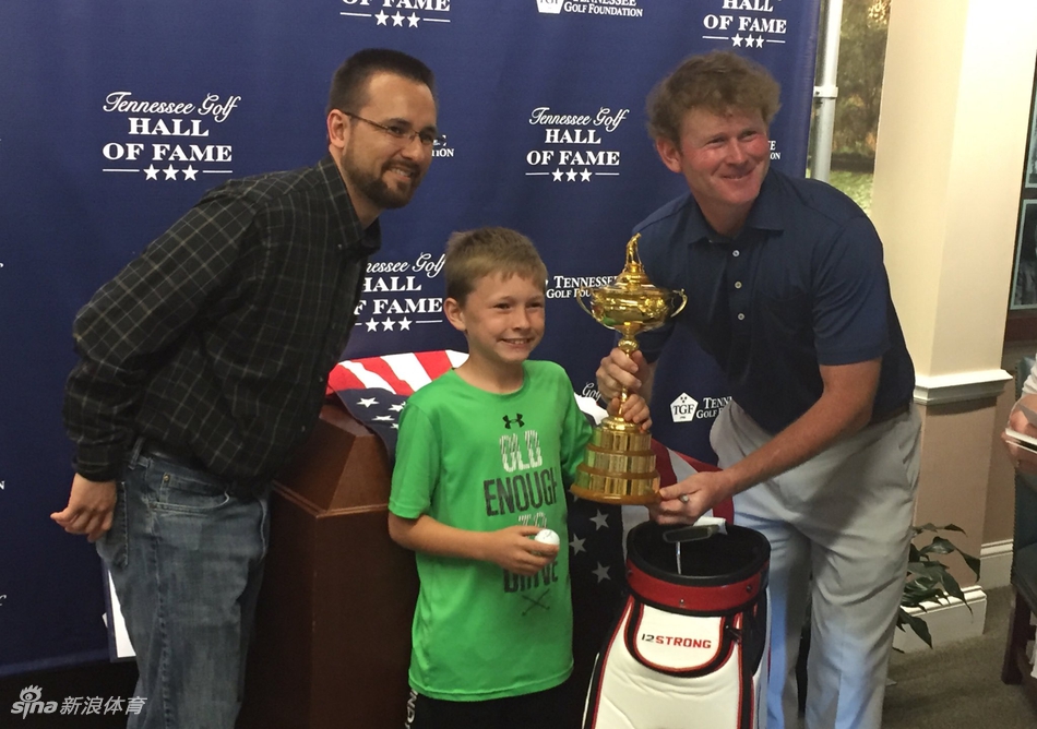 活动结束后，斯内德克尔怀抱着莱德杯准备离开，神情满足，仿佛完成了一次重要的使命。