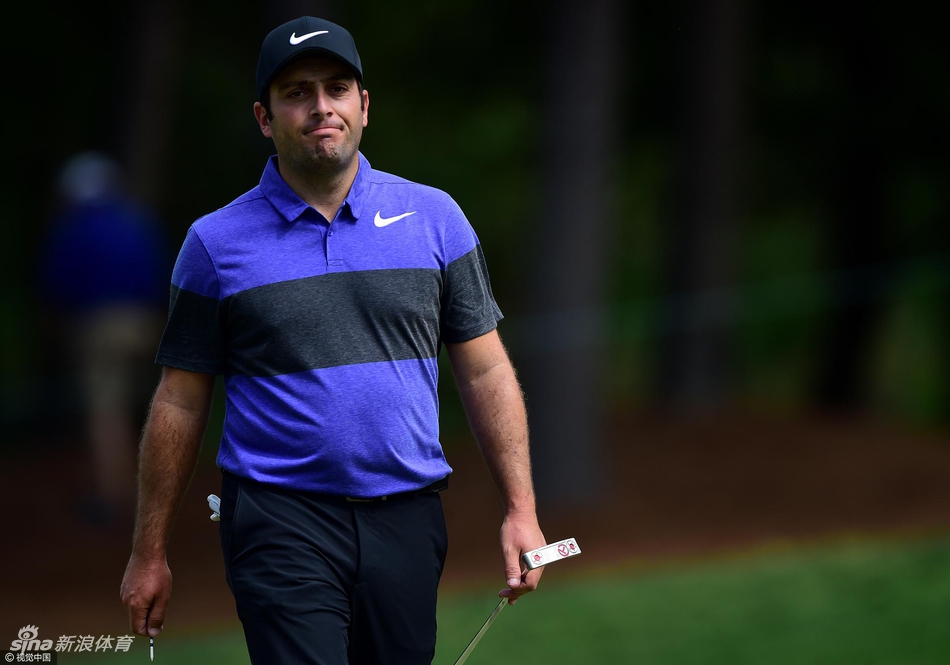 弗朗西斯科·莫里纳利稳健推击，小球滚向洞杯，他正专注争夺领先位置