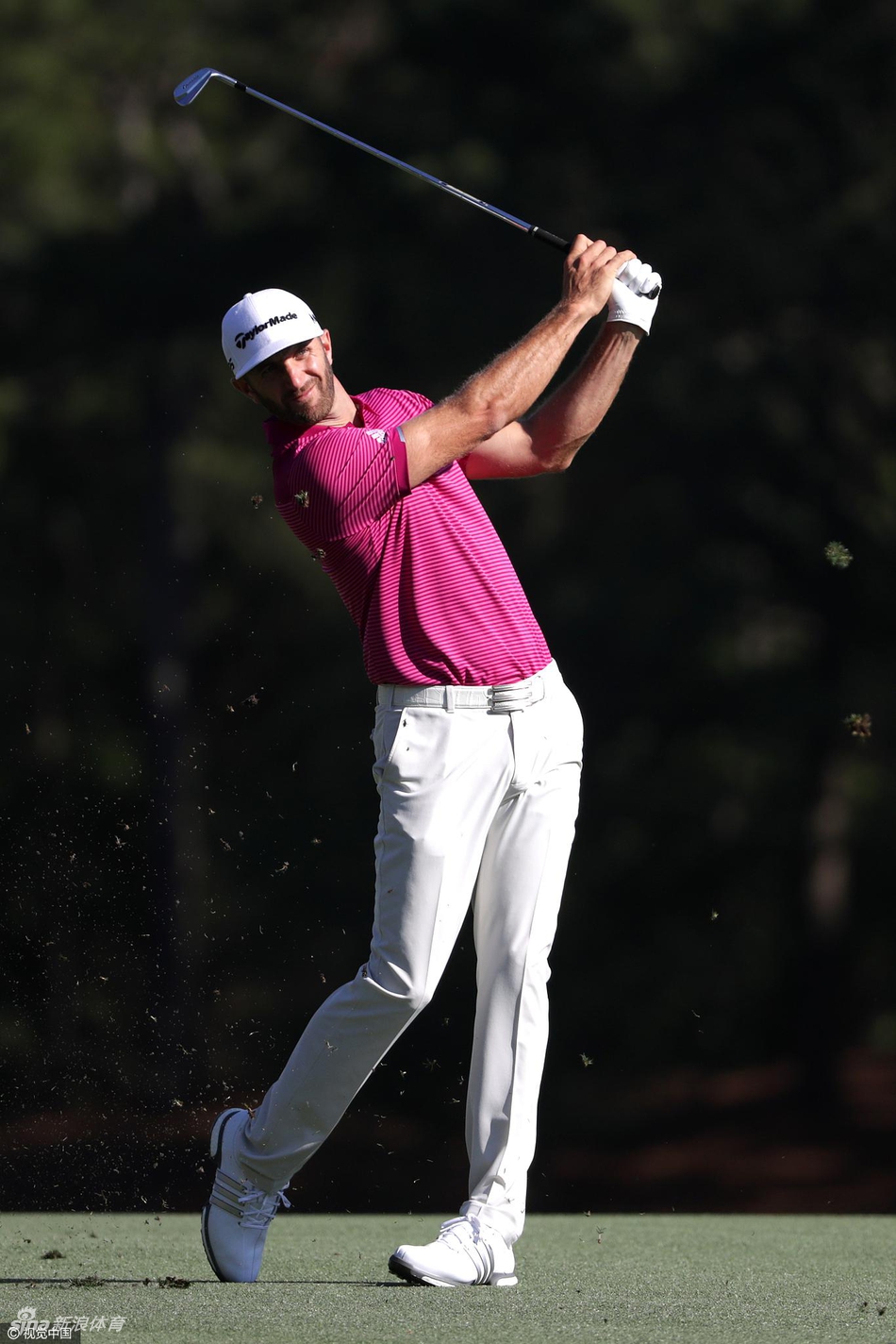 达斯汀·约翰逊奋力一击，球杆划过空中，尘土飞扬，力量感瞬间迸发