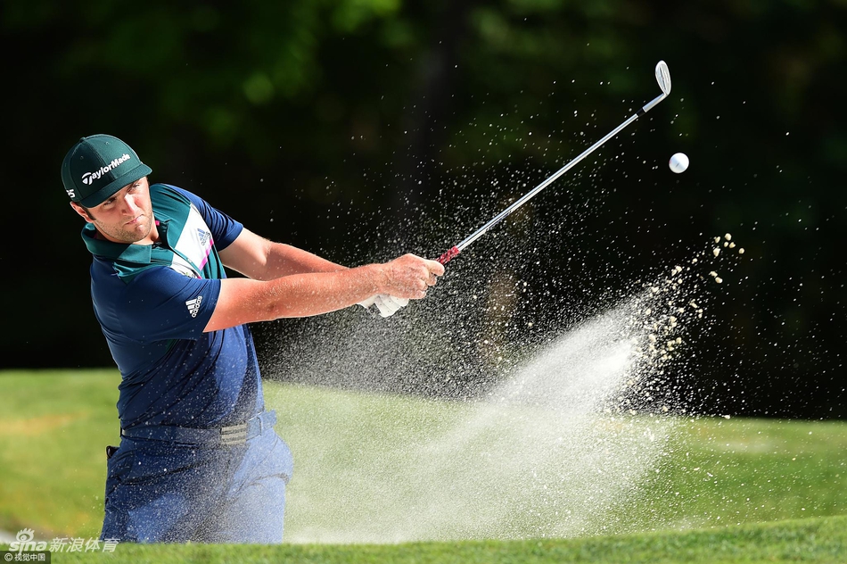 米克尔森一号木开球，全力挥击，球杆与小球碰撞的瞬间充满动感