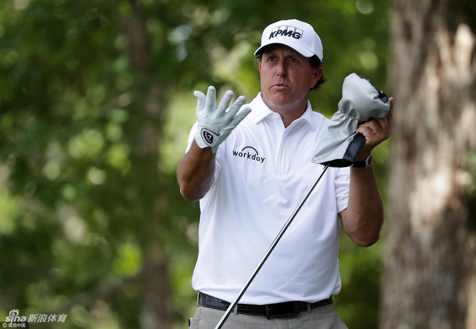 老将米克尔森潇洒收杆，姿态从容，尽显历经沙场的优雅风范