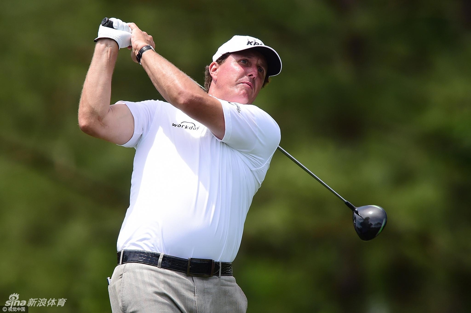 琼·拉姆从沙坑中成功救球，沙砾飞溅，小球精准飞向果岭旗杆