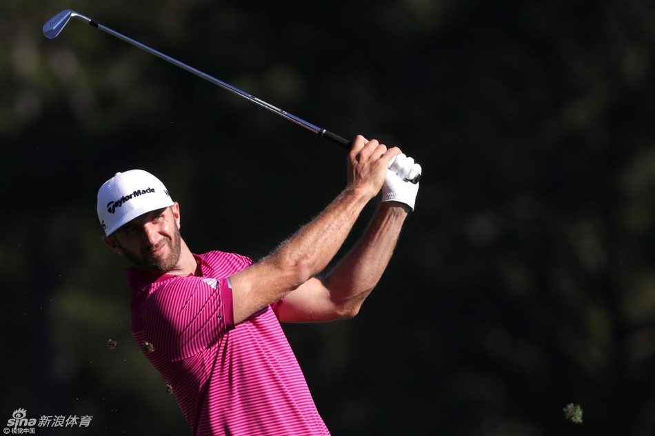 达斯汀·约翰逊全力收杆，身体完美平衡，眼神锐利追踪小白球飞行的轨迹