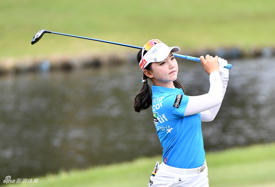 石昱婷在第三轮比赛中后程发力，一记漂亮的挥杆后身体充分伸展，姿态潇洒自信，尽显逆转势头。