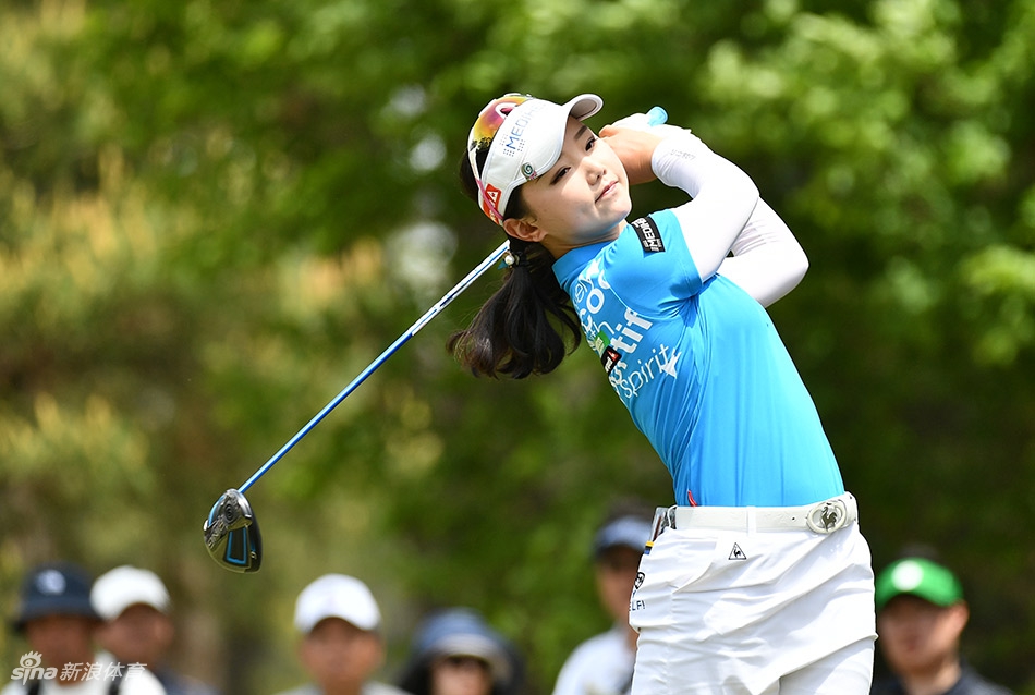 石昱婷完成一记完美的一号木开球后，身体优雅地随挥收杆，目光坚定地望向小球飞行的远方，尽显挥杆的力量感与平衡之美。