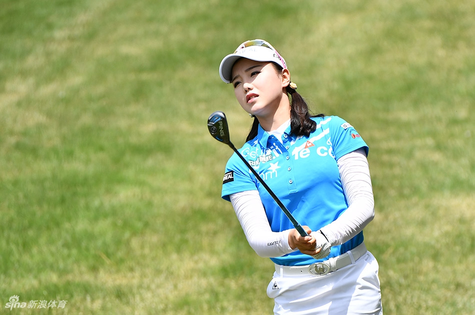 美国名将莱克西·汤普森在比赛中露出标志性的从容微笑，展现出顶尖球员的自信与风度。