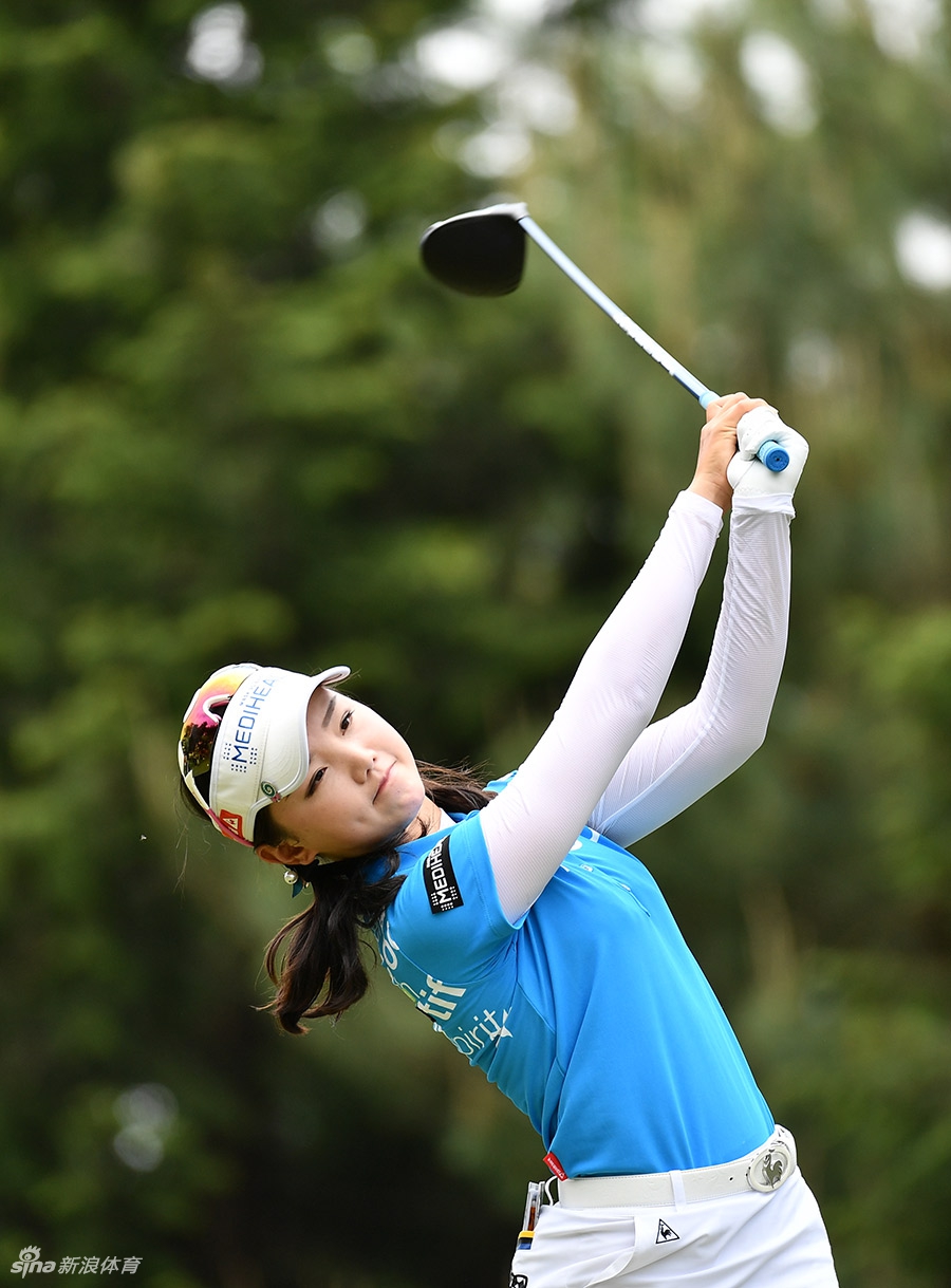 莱克西·汤普森手搭凉棚，凝神眺望刚刚击出的小球落点，正在冷静评估球场局势与下一杆策略。