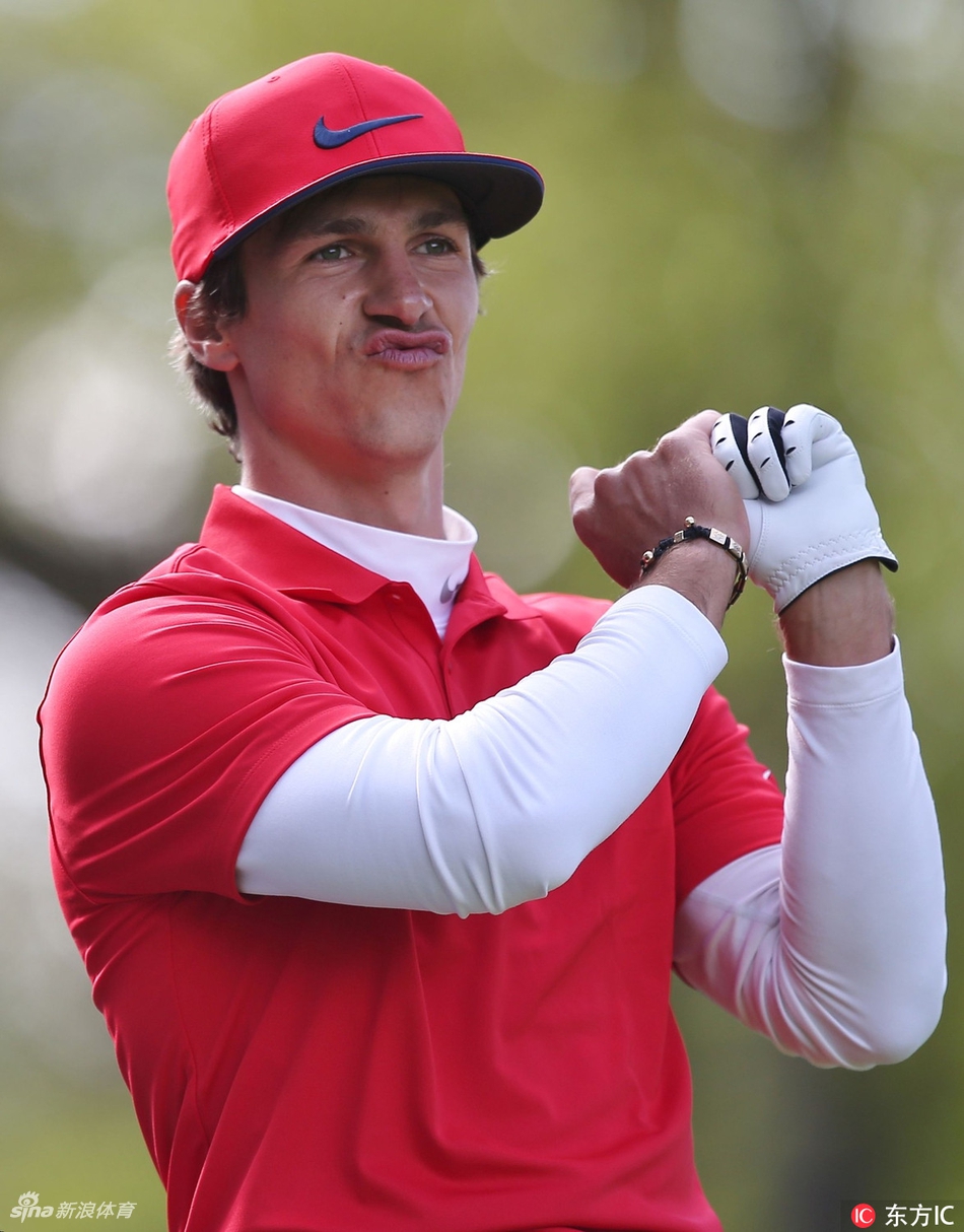 丹麦队全体队员在领奖台前同步高高跃起，身影在空中划出充满力量与欢庆的弧线