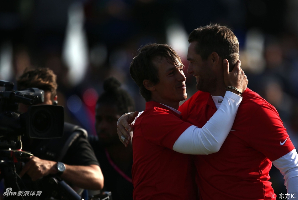 球星奥利森在庆祝胜利的间隙，对着镜头做出可爱的鬼脸，展现了他幽默亲和的一面