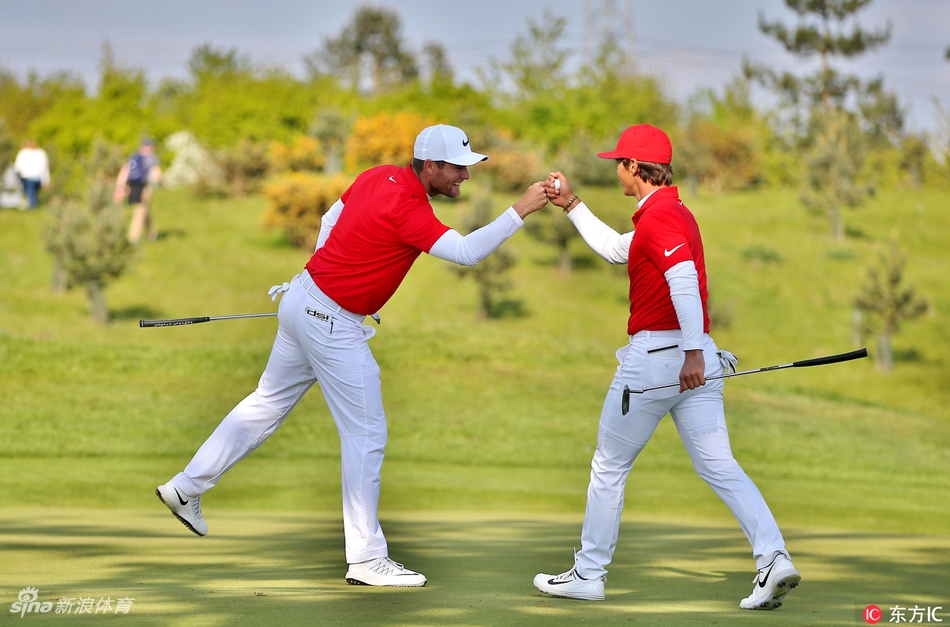 球员苏利文在得分后张开双臂，紧闭双眼仰天长啸，尽情释放内心的狂喜与压力