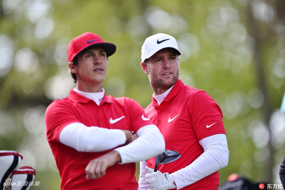 英格兰队应援团身穿统一服装，高举圣乔治十字旗，在看台上形成一片壮观的白色海洋