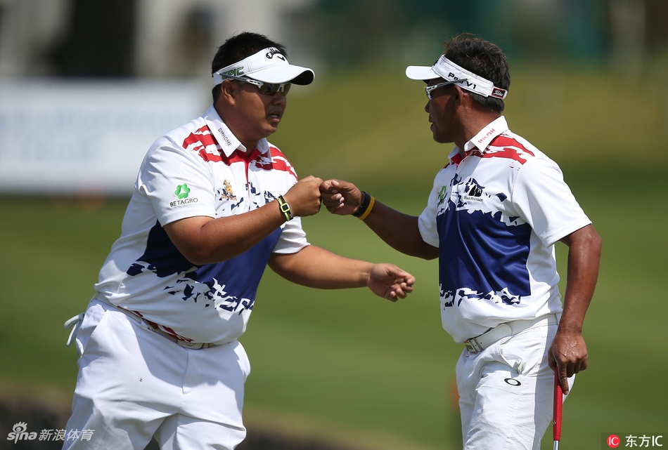 赛事转播工作人员在控制台前全神贯注地工作，屏幕上闪烁着多个比赛机位的画面