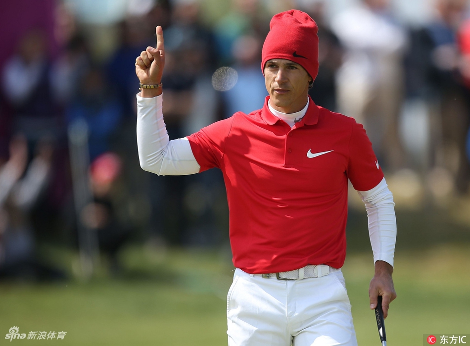 两名丹麦队队员在比赛间隙头靠着头，用手势比划战术，眼神专注而充满信任