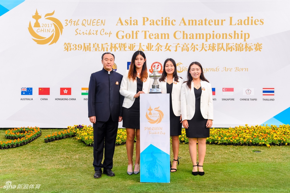 印尼队选手在场边绽放灿烂笑容，体现了参与国际赛事的快乐与体育交流的友谊