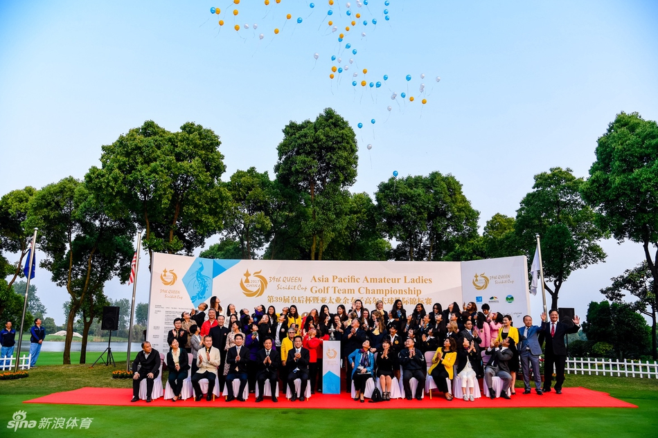 亚洲棒球锦标赛开幕式盛况，各代表队选手齐聚一堂，背景明亮，洋溢着国际体育盛事的友好氛围