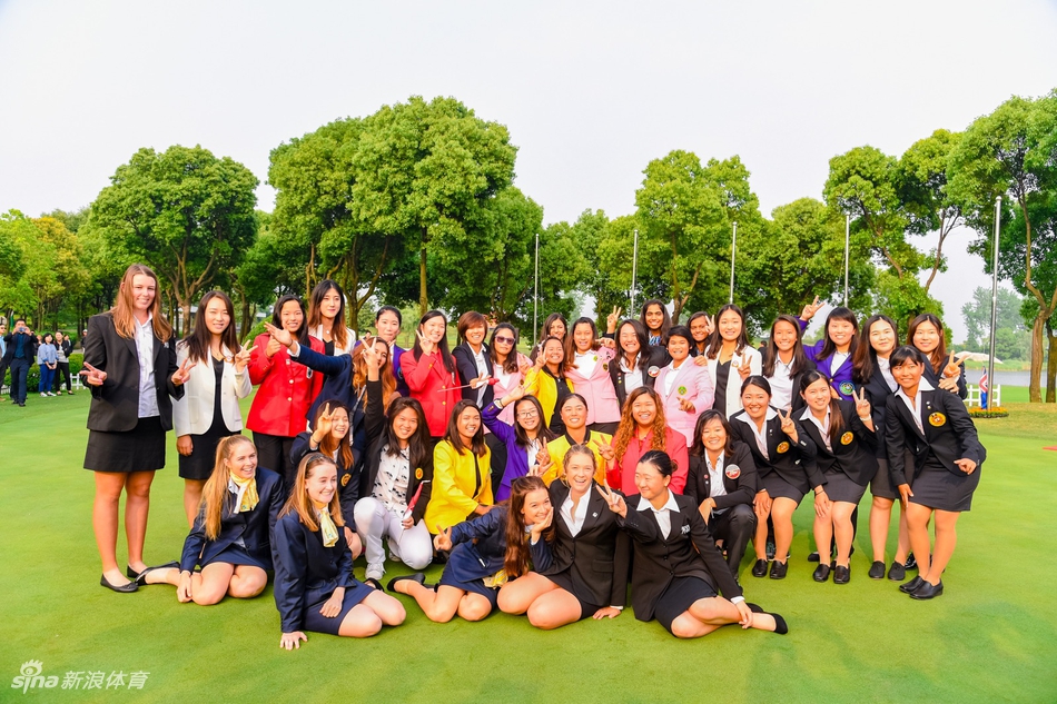 中国队击球员全力挥棒，球棒划过空气瞬间动感十足，生动展现了赛场上的力量与专注