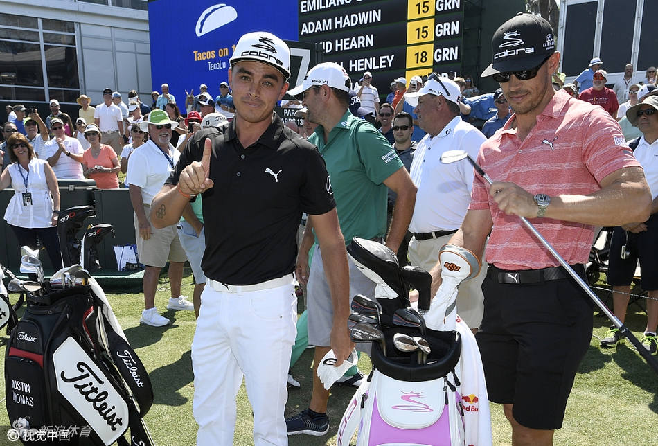 瑞奇·福勒在果岭上露出标志性的灿烂笑容,似乎刚刚完成一记精彩的推杆,阳光洒在他的橙色帽子上。