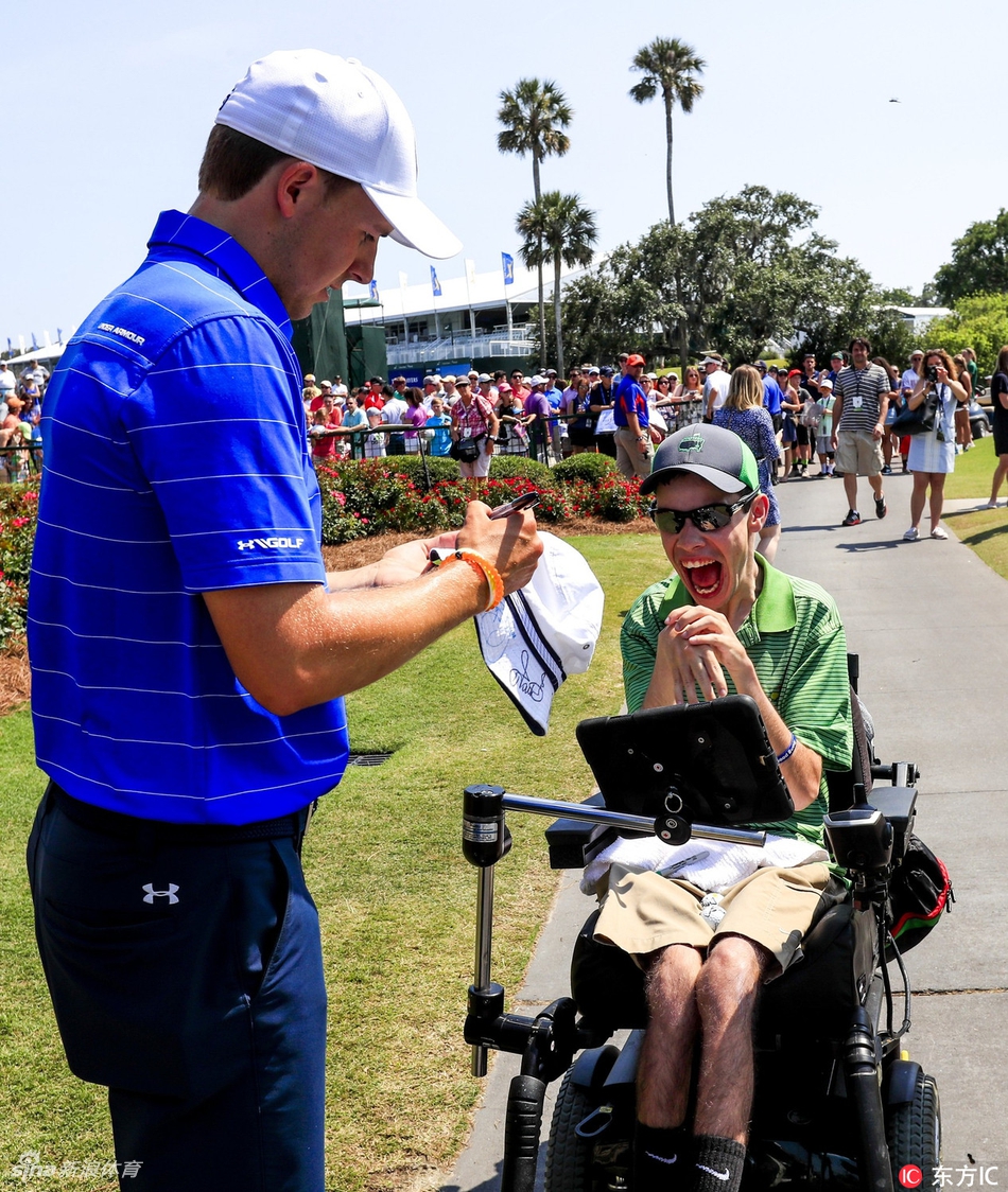 罗里·麦克罗伊在赛场边与好友贾斯汀·托马斯轻松交谈,两人脸上都洋溢着笑容,气氛融洽。