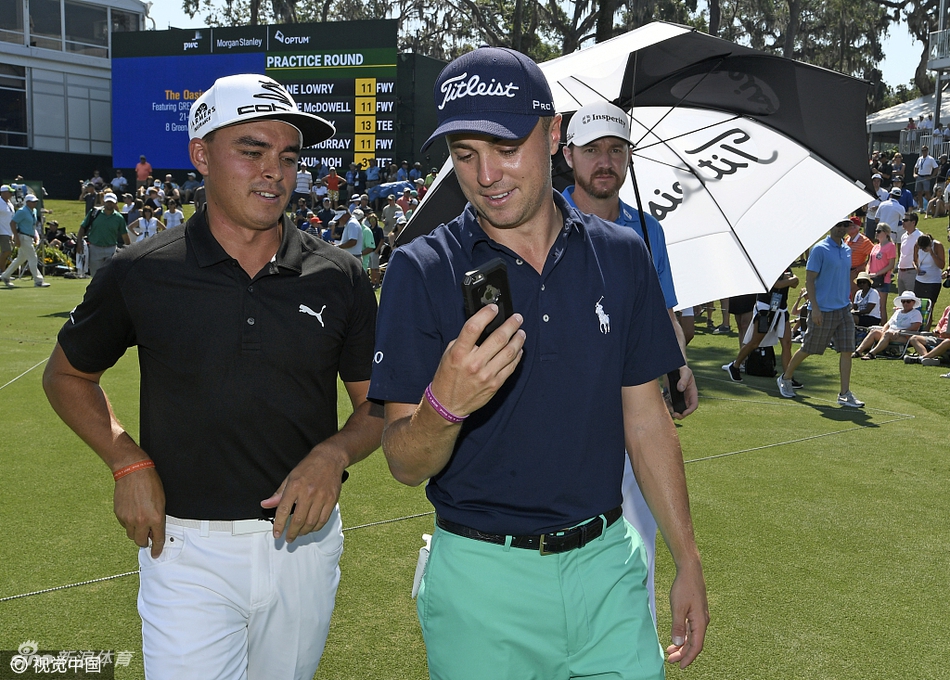 塞尔吉奥·加西亚坐在采访席上,面带微笑侃侃而谈,面前摆满了各电视台的麦克风。