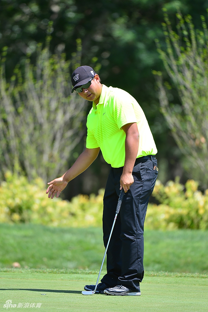 一位球手在果岭边沉稳推杆，阳光洒在草地上，勾勒出充满张力与专注的竞技瞬间