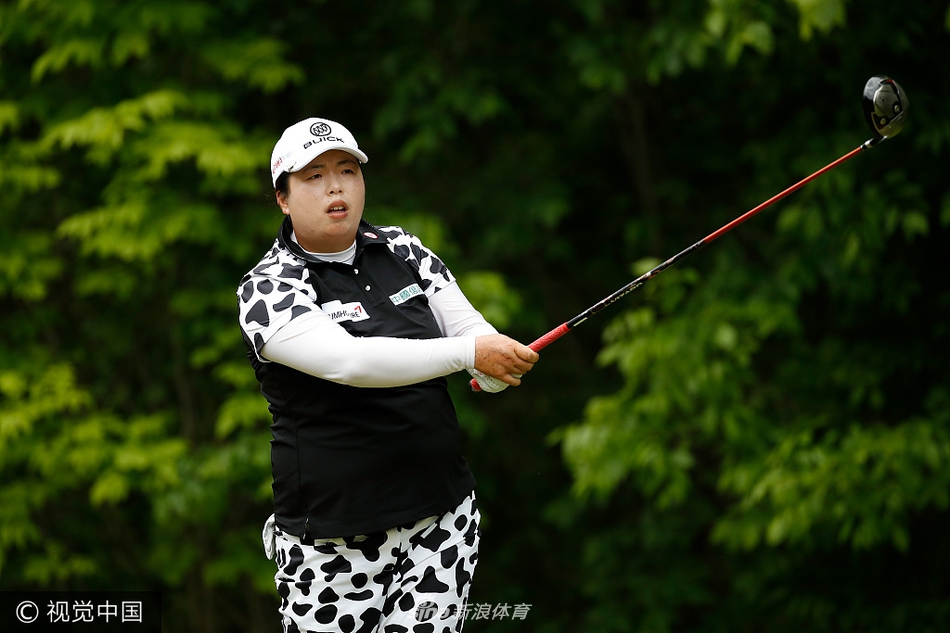 冯珊珊在果岭边仔细观察球位与落点，为关键一击做精心准备